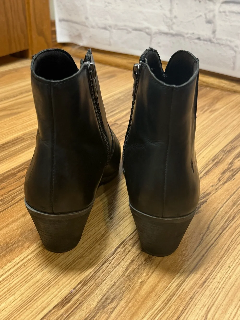 FRYE Jennifer Black Leather Almond Toe Ankle Booties sz 9